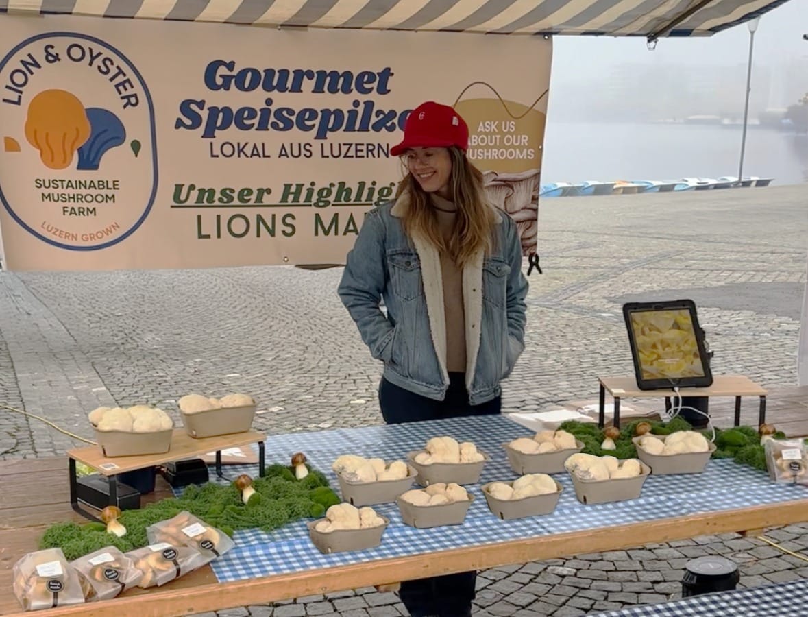 2025-12-04_LionAndOyster_AtTheMarket